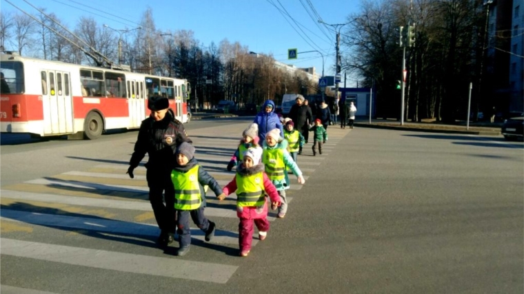 С воспитанниками детских садов г. Чебоксары проводятся экскурсии по дорогам города в целях изучения ПДД