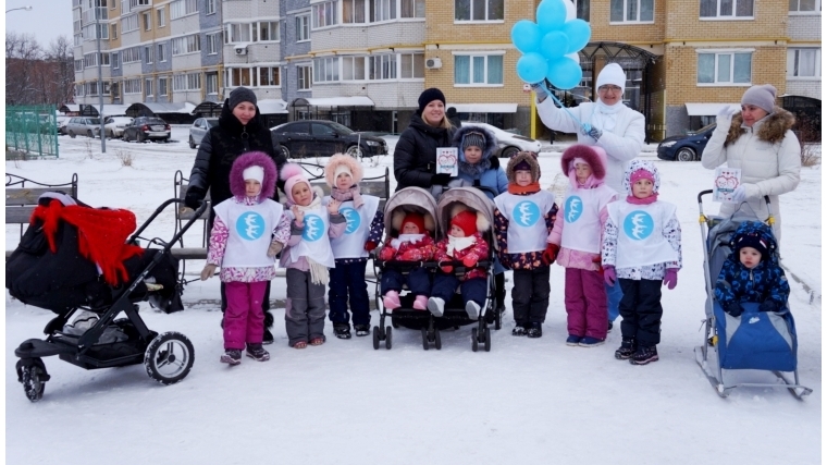 В преддверии Дня матери чебоксарские дошколята выходят на улицы поздравить мам города