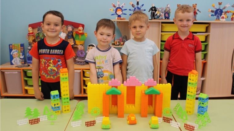 Воспитанники детских садов строят лего-город Мечты