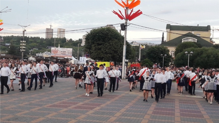 В День Республики столичные школьники вальсировали на Красной площади