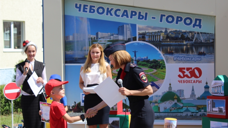Воспитанники детских садов города Чебоксары поздравили сотрудников ГИБДД с профессиональным праздником