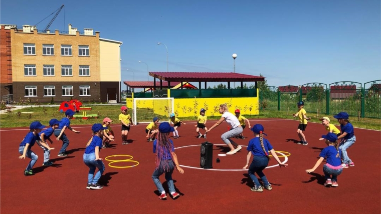 Лето продолжается: для столичных дошколят проводятся познавательные игры на открытом воздухе