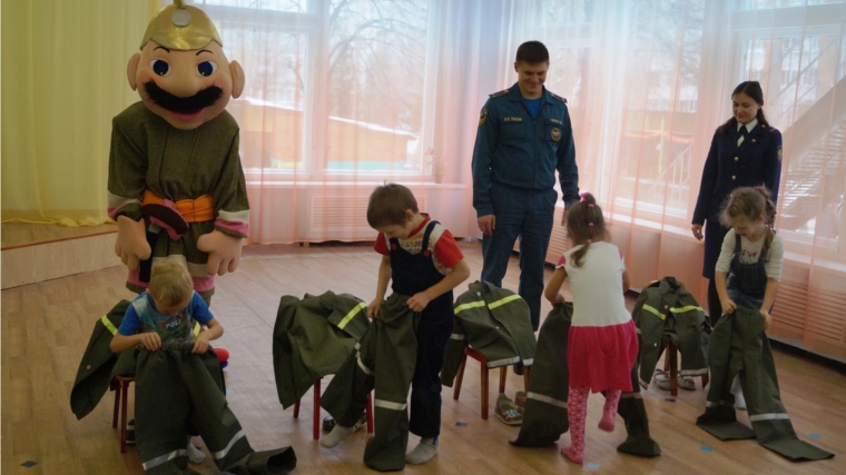 Чебоксарские дошкольники знакомятся с профессией пожарного