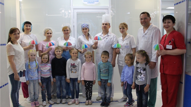 Воспитанники чебоксарских детских садов поздравили врачей с профессиональным праздником