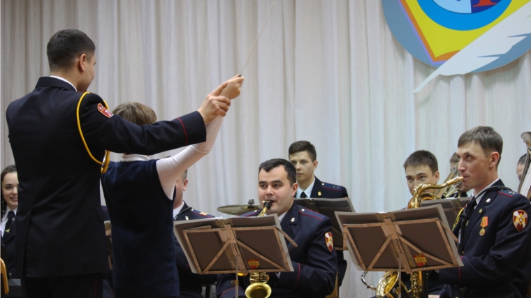 Военный оркестр Росгвардии дал новогодний концерт в Чувашии