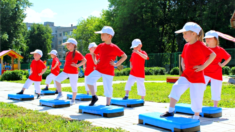 Лето – с пользой для здоровья: в детских садах столицы проходят степ-разминки на свежем воздухе