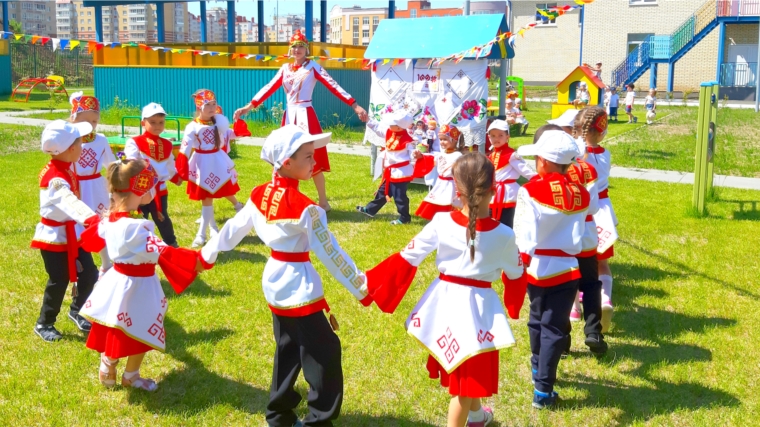 Карусель чувашской культуры: в столичных детских садах проходят народные гулянья