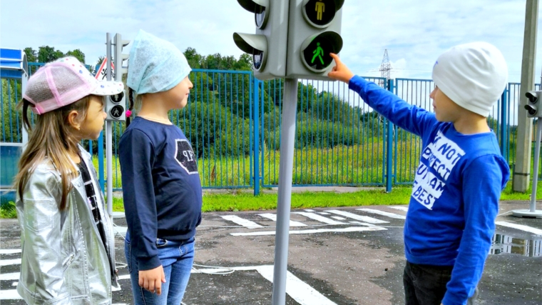 В Международный день светофора в детских садах Чебоксар проходят занятия по безопасному поведению на дороге