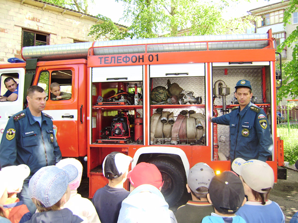 Бригада пожарных в гостях у ребят детского сада №13