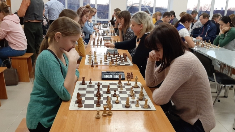 Образовательные организации столицы приняли участие в соревнованиях по шахматам.
